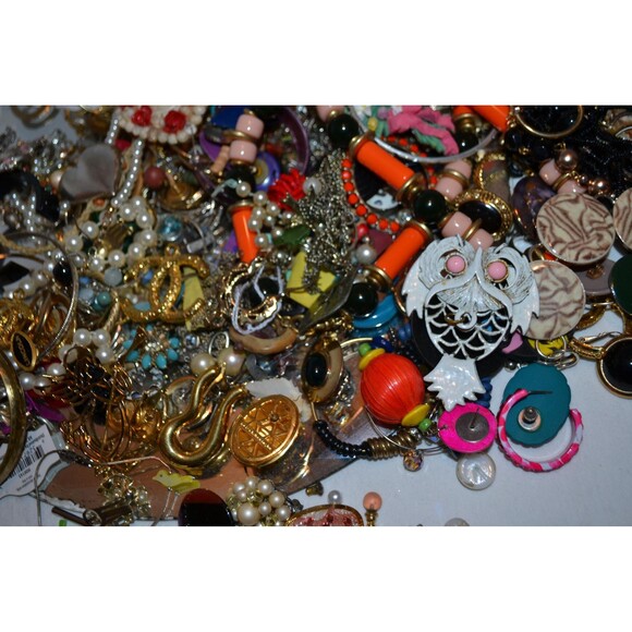 Vintage Jewelry Bits & Pieces for Jewelry Making and Crafting Mod Retro Kitsch - Picture 5 of 6